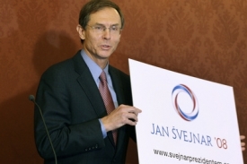 Jan Švejnar na tiskové konferenci představuje své internetové stránky.