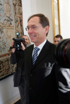 Jan Švejnar - Klause chtěla opozice vystřídat někým méně problémovým.