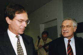 Před deseti lety: Jan Švejnar a Václav Klaus před televizní debatou
