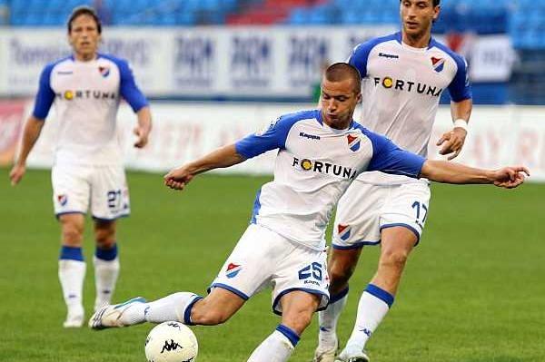 Ostravský Václav Svěrkoš v duelu proti Kladnu.