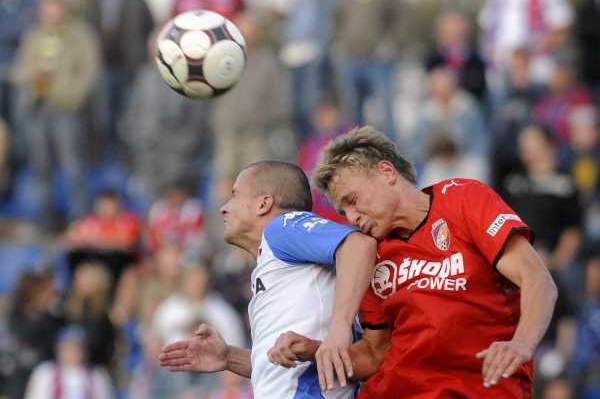 Václav Svěrkoš a Petr Trapp v hlavičkovém souboji.
