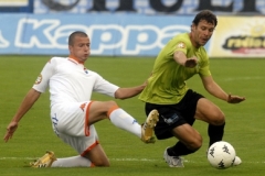 Václav Svěrkoš (vlevo) z Baníku Ostrava bojuje o míč s Ladislavem Jamrichem z Mostu