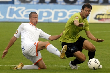 Václav Svěrkoš (vlevo) Ostravě v duelu s Libercem nepomůže. Kvůli vyloučení v duelu s Mostem má zákaz startu ve dvou ligových utkáních.