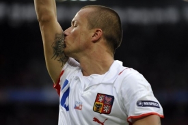 Václav Svěrkoš líbá tetování se jménem svého syna.