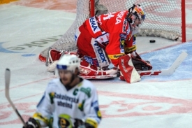 Gólman Slavie Adam Svoboda dostal od Karlových Varů pět gólů.