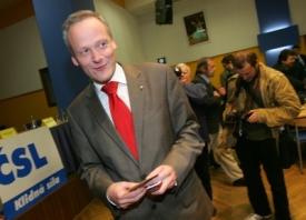 Lidovecký ministr Cyril Svoboda má důvod, proč se usmívat.