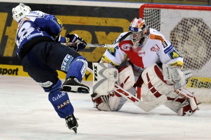 Brankář Slavie Adam Svoboda (vpravo).