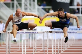 Petr Svoboda (vlevo) na trati 110 metrů překážek.