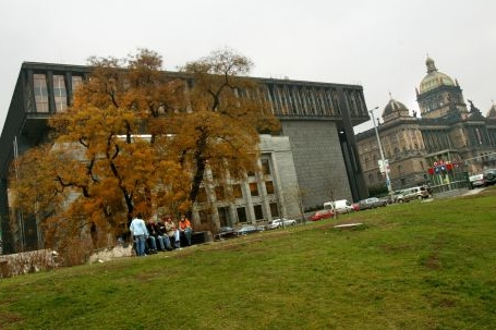 Svobodná Evropa chce v centru Prahy ještě dva měsíce
