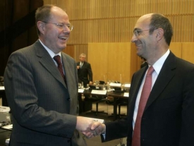 Společně proti ďaňovým oázám. Ministři Steinbrück (N) a Woerth (F).