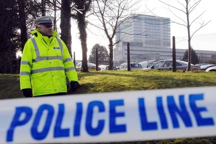 Britský policista v místě bombového útoku ve Swanea.