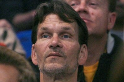 Patrick Swayze na basketbalovém zápasu v Los Angeles.