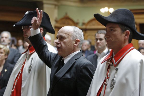 Bývalý šéf SVP Ueli Maurer skládá ministerskou přísahu.