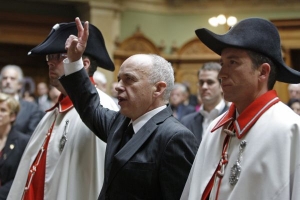 Bývalý šéf SVP Ueli Maurer skládá ministerskou přísahu.