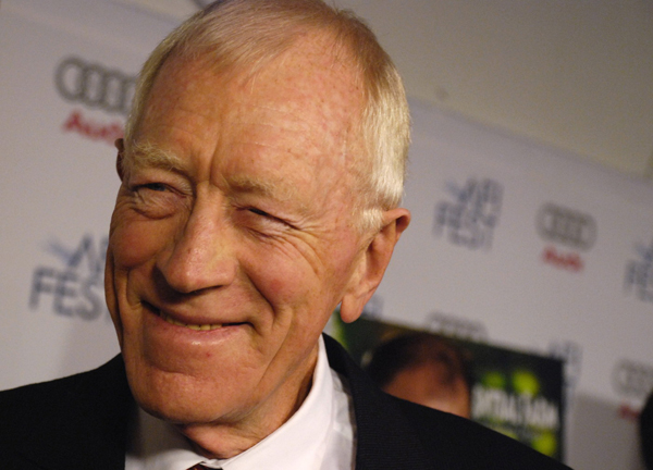 Herec Max von Sydow natáčí v Praze.