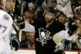 Gólová radost Petra Sýkory, hokejisty Pittsburghu. Gólová radost Petra Sýkory, hokejisty Pittsburghu.