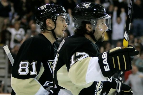 Petr Sýkora(v popředí) rozhodl o vítězství hokejistů Pittsburghu