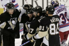 Hráči Pittsburghu se radují v zápase s New York Rangers.