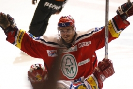 Petr Sýkora se raduje z gólu, po sezoně to možná bude dělat v zámořské NHL