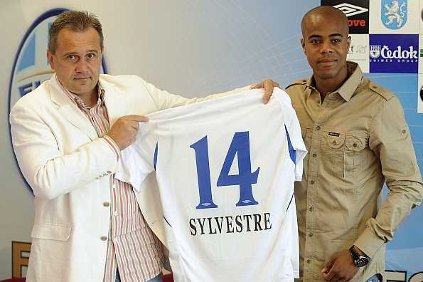 Ludovic Sylvestre pózuje s šéfem Mladé Boleslavi Josefem Dufkem. Ludovic Sylvestre pózuje s šéfem Mladé Boleslavi Josefem Dufkem.