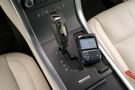 Sync umožňuje hlasové ovládání hudby, telefonu i navigace.