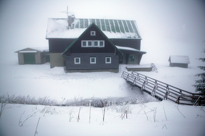 Bývalá chata Vojenského opravárenského podniku. Majitelem je Syrový.