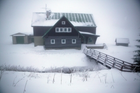 B&yacute;val&aacute; chata Vojensk&eacute;ho oprav&aacute;rensk&eacute;ho podniku. Majitelem je Syrov&yacute;.