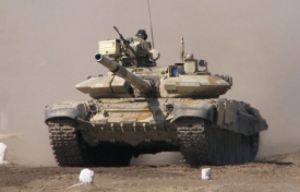 Tanky T-90 zat&iacute;m disponuje indick&aacute; arm&aacute;da.