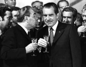 Kreml se sp&iacute;&scaron;e dohodl s republik&aacute;ny. Na sn&iacute;mku Brežněv a Nixon.