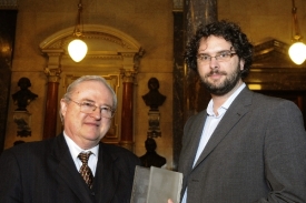Novinář Erik Tabery s cenou.