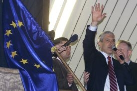 Boris Tadič slav&iacute; v&iacute;tězstv&iacute; sv&eacute; proz&aacute;padn&iacute; Demokratick&eacute; strany.