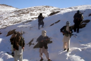 Bojovn&iacute;ci Talibanu v afgh&aacute;nsk&yacute;ch hor&aacute;ch.