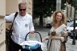 Topolánek a Talmanová jsou na Sardinii. Hostí je Berlusconi?