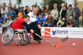 Český hokejista David Kočí při florbale v Jedličkově ústavu.