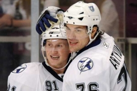 Hokejisté Tampy Bay se radují z vítězství nad New York Rangers.