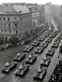 Tanky vyrážejí z Letenského náměstí v Praze na archivním snímku, 1953