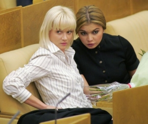 Poslankyně krev a ml&iacute;ko. Brunetka je &uacute;dajn&aacute; Putinova milka Kabajevov&aacute;.