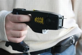 Taser účinně paralyzuje nervovou soustavu člověka.