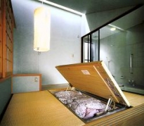 Futony (tradiční japonské matrace) lze přes den schovat v úložném prostoru pod rohožemi tatami.