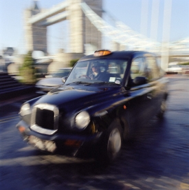 Taxi v Londýně. Řidiči při jízdě myslí...