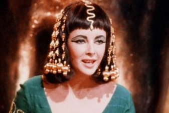 Liz Taylorová na vrcholu kariéry jako Kleopatra, 1963.