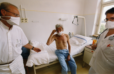 Lékaři vyšetřují pacienta s tuberkulózou.