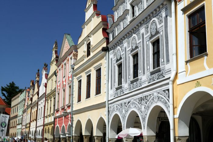Turisté vyrazí z telčského náměstí. Turisté vyrazí z telčského náměstí.
