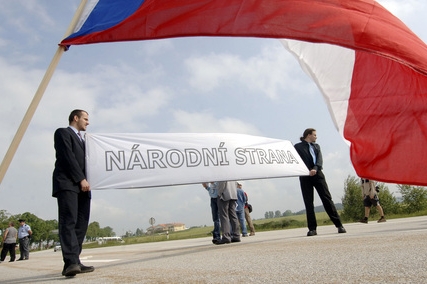 Členové krajně pravicové Národní strany bránili 2. června na hraničním přechodu Dolní Dvořiště-Wullowitz průjezdu Rakušanů na protest proti blokádám, které organizují rakouští aktivisté protestující proti jaderné elektrárně Temelín.