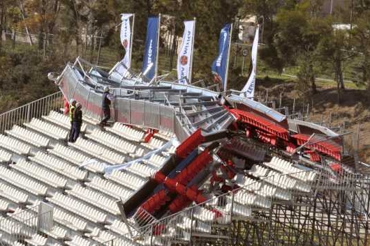 Tribuny stadionu v Benidormu sfoukl silný vítr.
