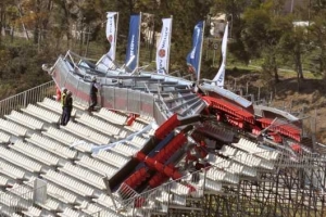 Tribuny stadionu v Benidormu sfoukl silný vítr.