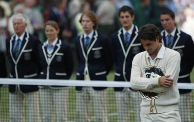 Smutek Rogera Federera. Ve Wimbledonu prohrál poprvé od roku 2002.