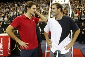 Roger Federer a jeho přemožitel Pete Sampras (vpravo)