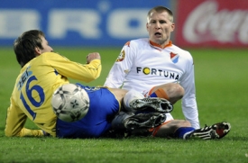Petr Čoupek z Ostravy (vpravo) a Tomáš Jun z Teplic při utkání.