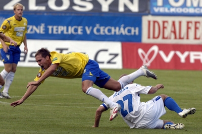 Zdeněk Koukal z Teplic padá přes libereckého Jana Nezmara.